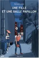Une fille et une balle papillon