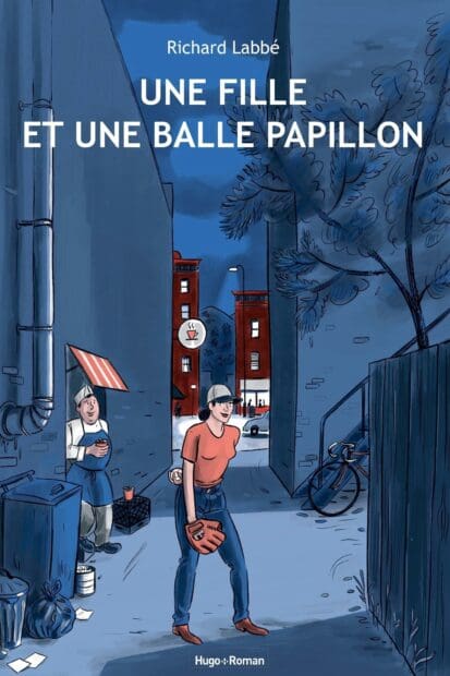 Une fille et une balle papillon